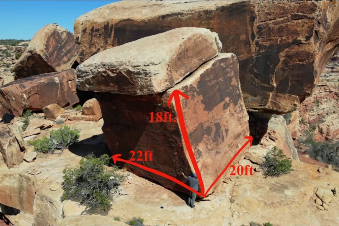 formación rocosa vista en Google Earth en acantilado revela arenito Navajo y un cubo perfecto casi real, con medidas en el sitio y escala que asusta.