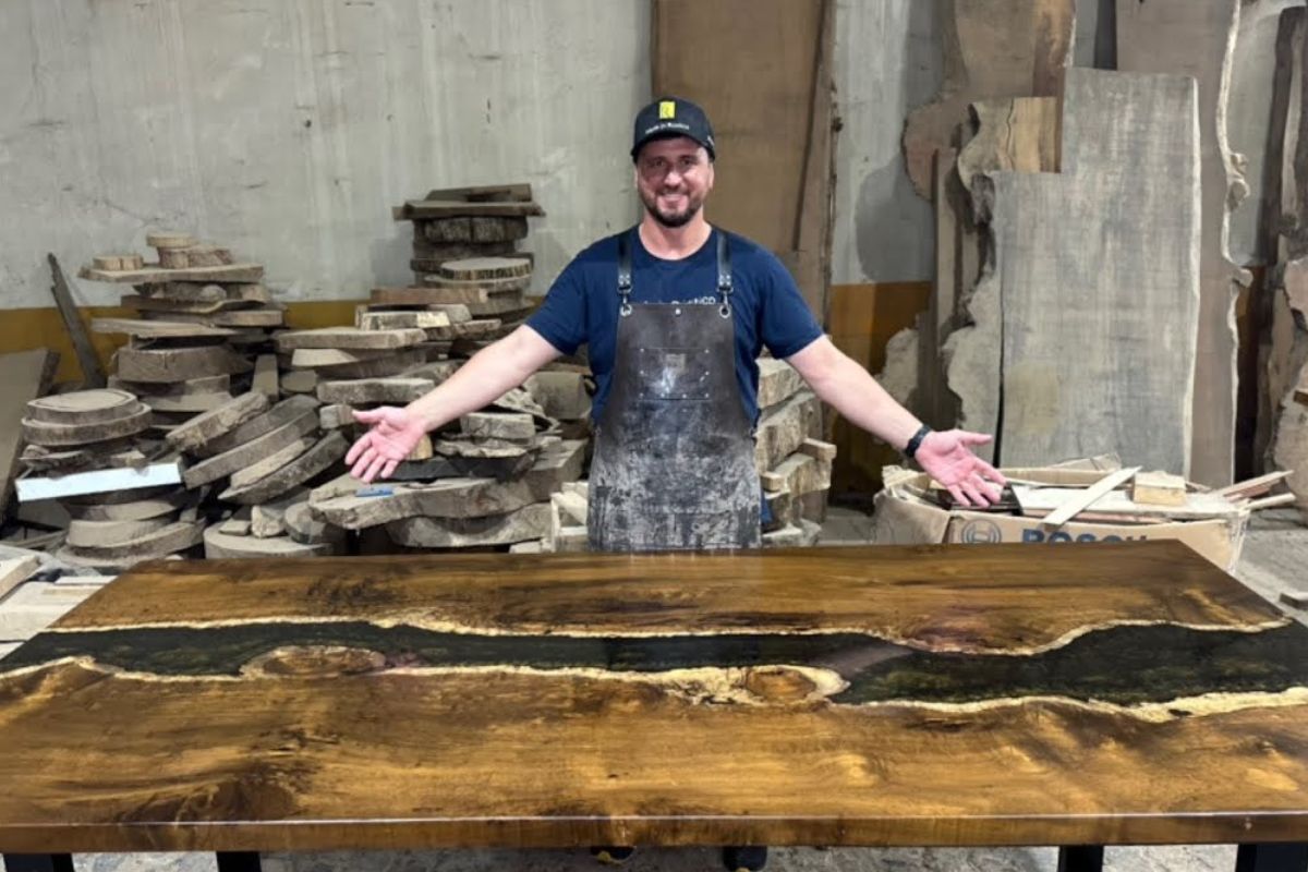 mesa de R$ 28 mil: madeira torta, resina Polipox e lixadeira em ação no passo a passo que evita bolhas, corrige bordas e segura o acabamento até o Ceará.