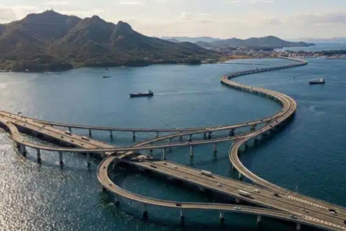 ponte de 42,5 km em Qingdao liga Huangdao pela Baía de Jiaozhou com mais de 5.000 pilares e 450 mil toneladas de aço, reduz cerca de 30 minutos e foi projetada para tufões e terremotos.