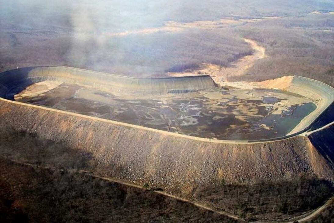 planta premiada de Taum Sauk: desbordamiento en 2005 expuso sensores defectuosos y ausencia de vertedero, derribó el parapeito y desaguó 6 mil millones de litros, rediseñando la seguridad de presas.