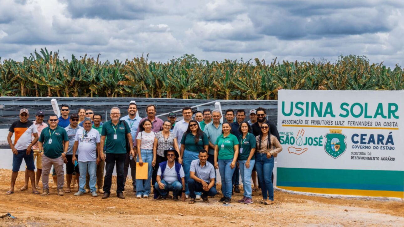 Agricultores y representantes del Proyecto São José durante la inauguración de la usina solar de la Asociación Luiz Fernandes da Costa, en la zona rural de Limoeiro do Norte, en Ceará.