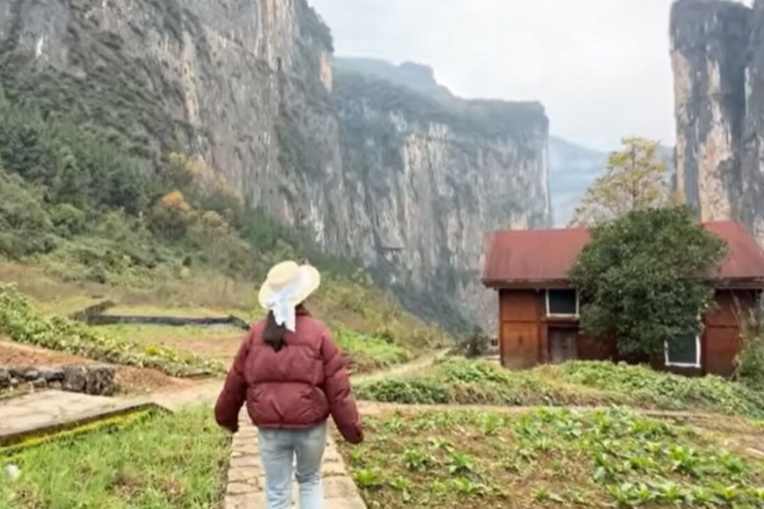 En el desfiladero remoto de Chongqing, la Villa Huilong es una aldea aislada bajo un portón de piedra natural gigante llamado Kuimen Seco.
