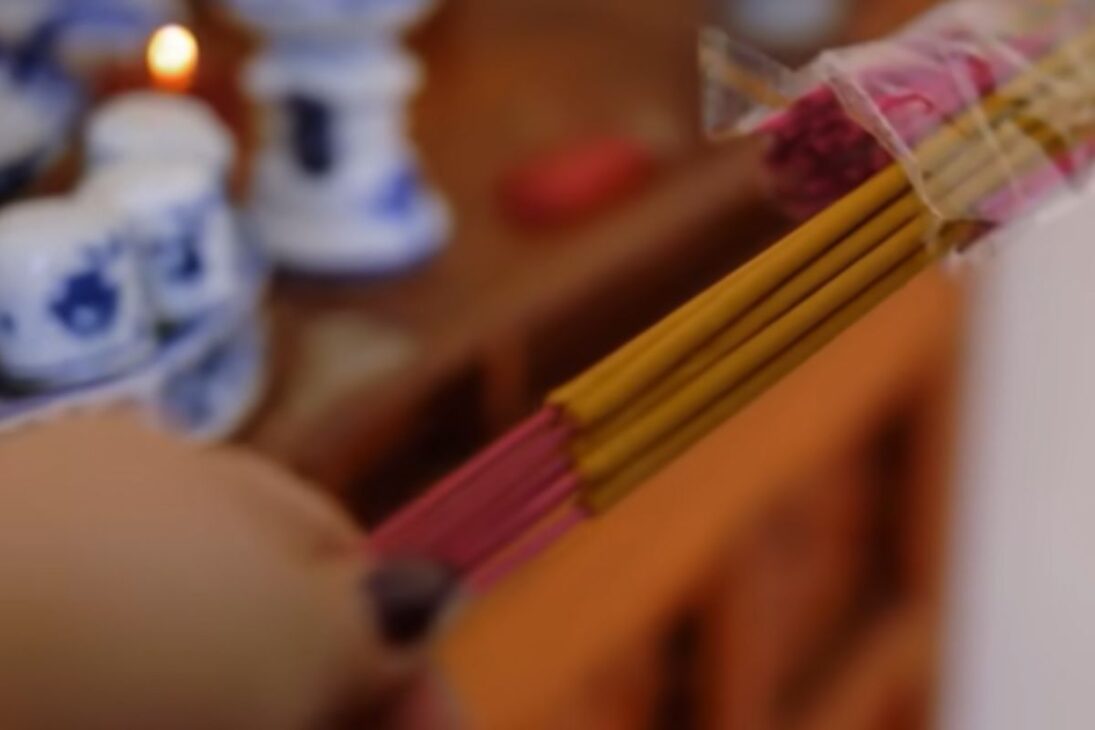 En las aldeas de Vietnam, la artesanía vietnamita, el incienso vietnamita, el papel tradicional vietnamita y la seda vietnamita mueven la economía y la tradición.