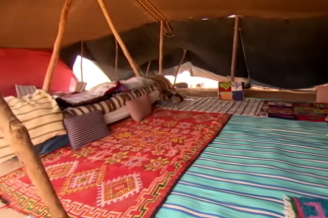 Viven aisladas y nómadas en el desierto, las primeras señales de vida humana surgen en tiendas simples, sin lujo ni baño, familias viven por elección, guardan agua en cuero