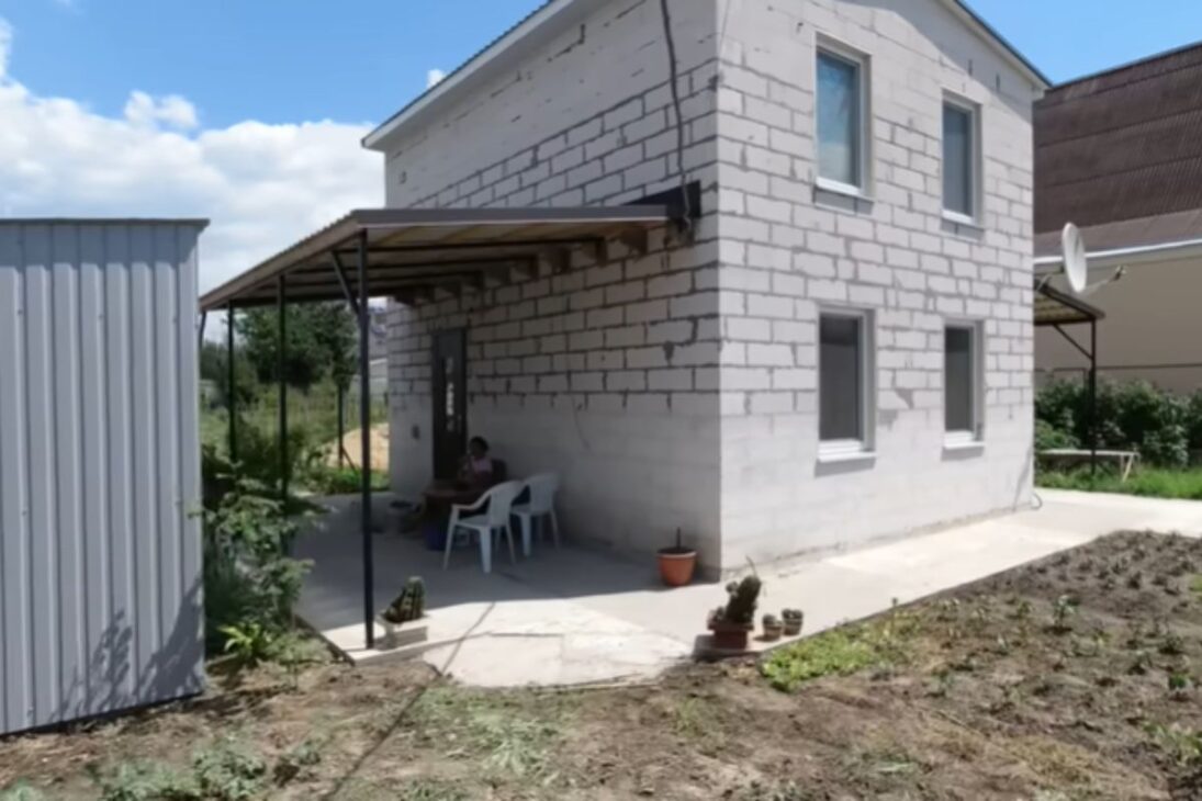 Historia de pareja construye casa con sus propias manos en casa compacta para ancianos, casa pequeña de concreto ligero en proyecto hazlo tú mismo.