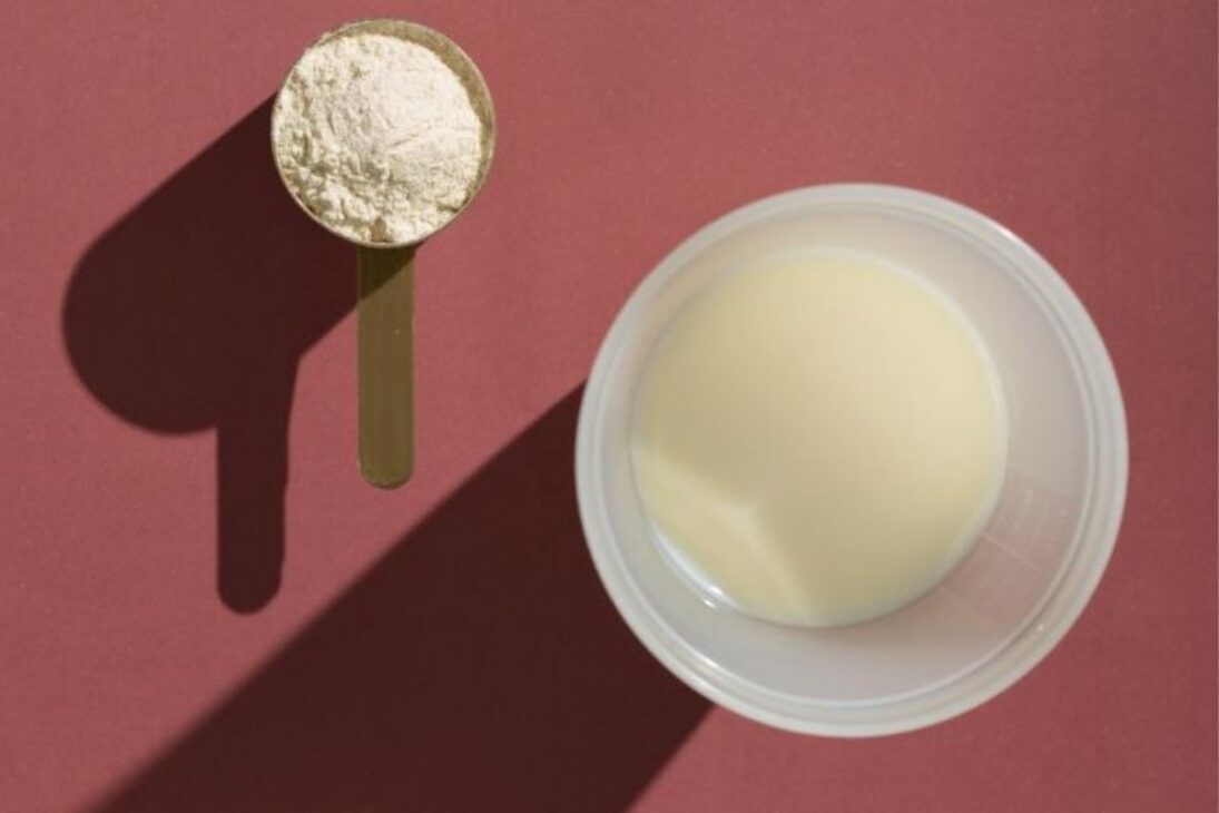 whey protein sale del suero y de la leche en fábricas 24 horas, se convierte en polvo a escala industrial y llega al envasado con miles de envases por día en el mundo.