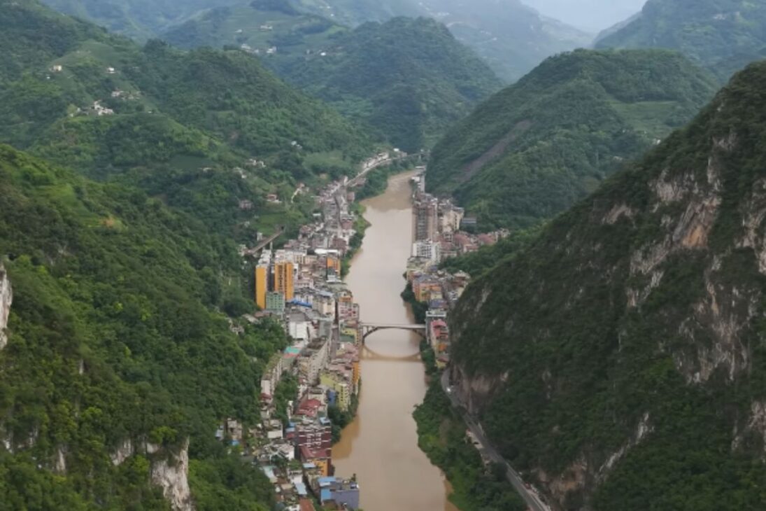 En la ciudad más estrecha del mundo, Yanjin China es ciudad entre montañas al borde de un río turbio y vive bajo riesgo de inundaciones.