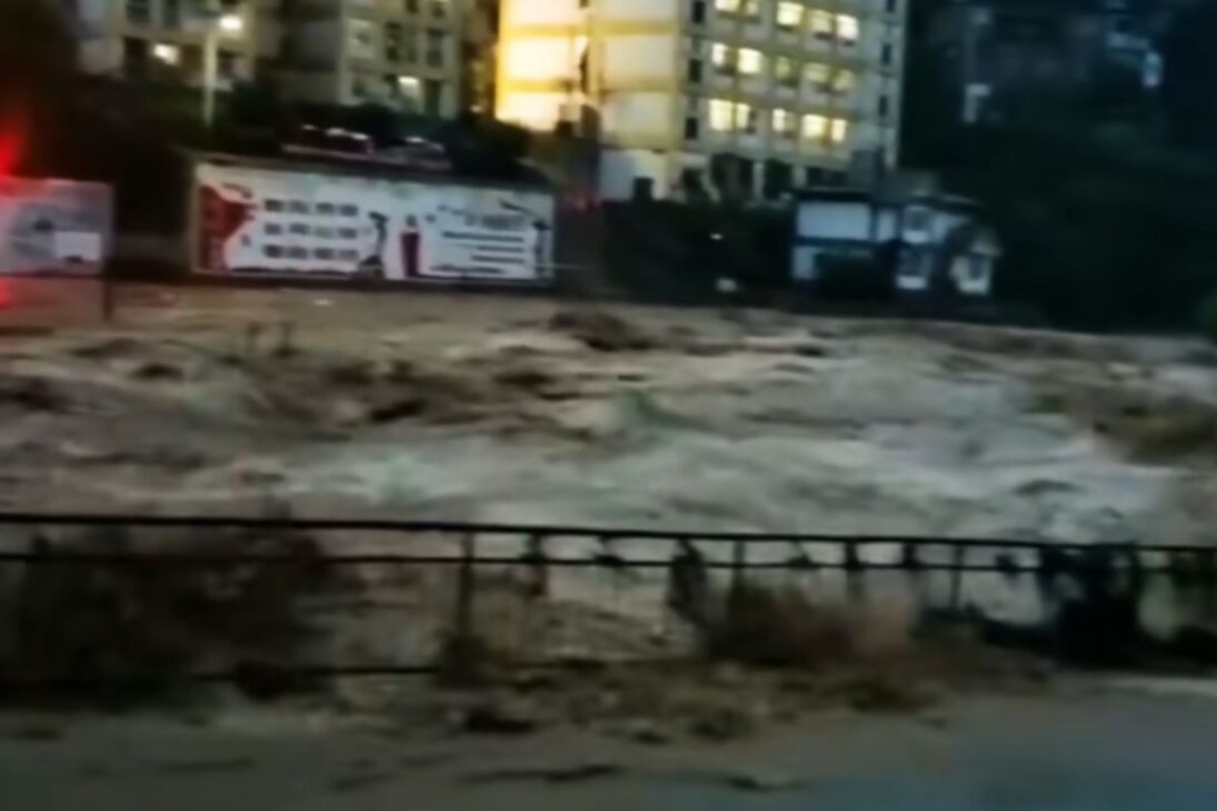En la ciudad más estrecha del mundo, Yanjin China es ciudad entre montañas al borde de un río turbio y vive bajo riesgo de inundaciones.