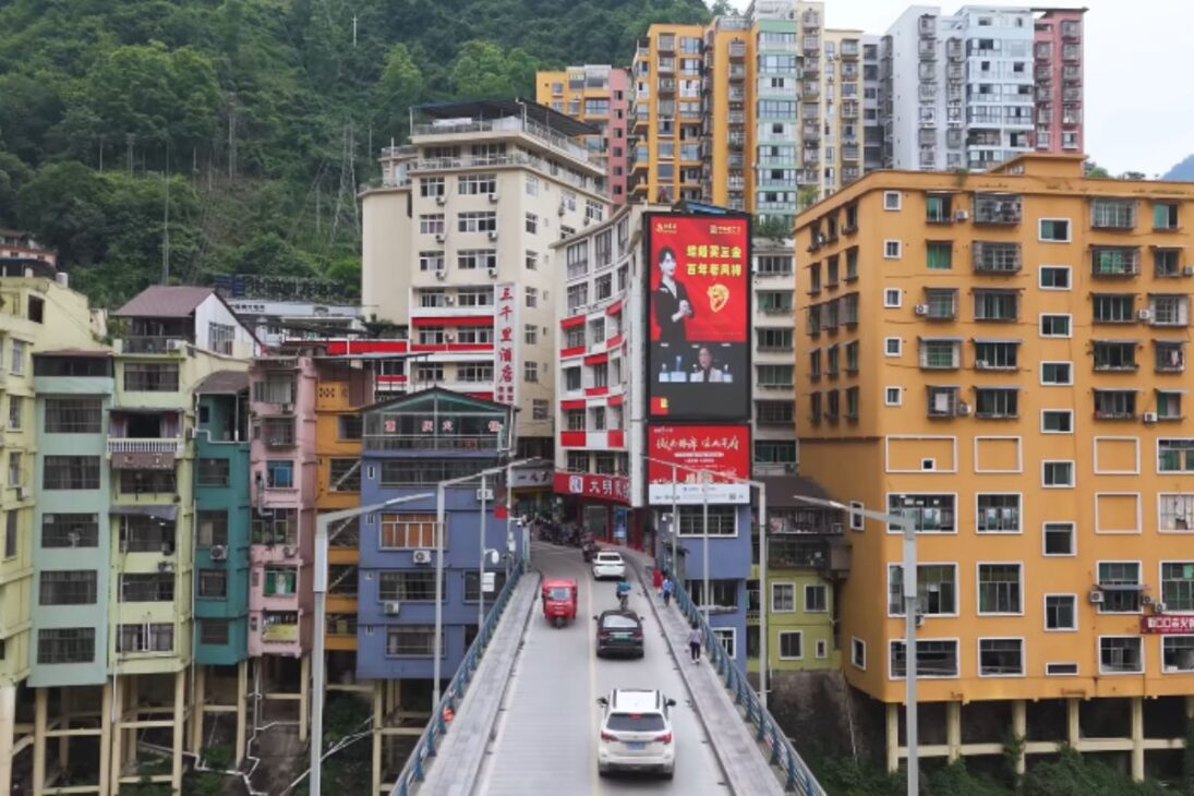 En la ciudad más estrecha del mundo, Yanjin China es ciudad entre montañas al borde de un río turbio y vive bajo riesgo de inundaciones.