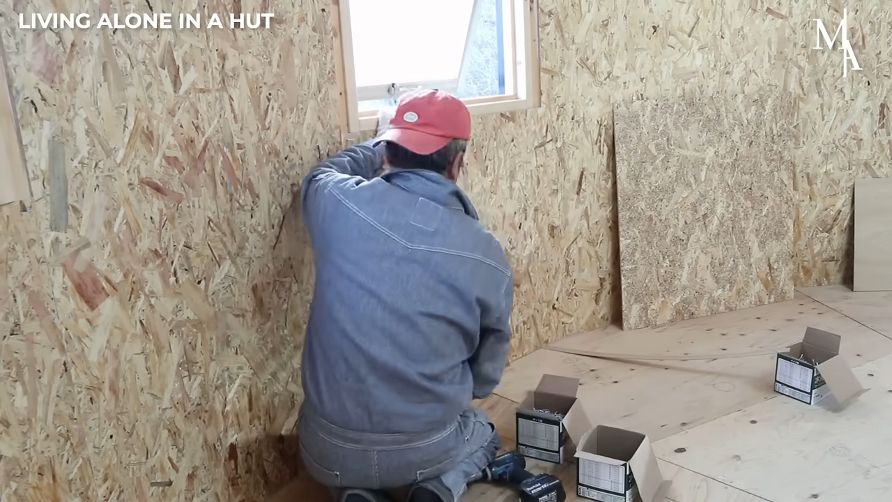 Hombre Construye Casa De Madera Japonesa Off-Grid En Apenas 30 Días, Solo Y Entre La Selva Y Un Río: Una Estructura Completa Con Pilares, Paredes Aisladas, Techo, Fontanería Y Interiores Que Forman Una Residencia Funcional Y Autosuficiente