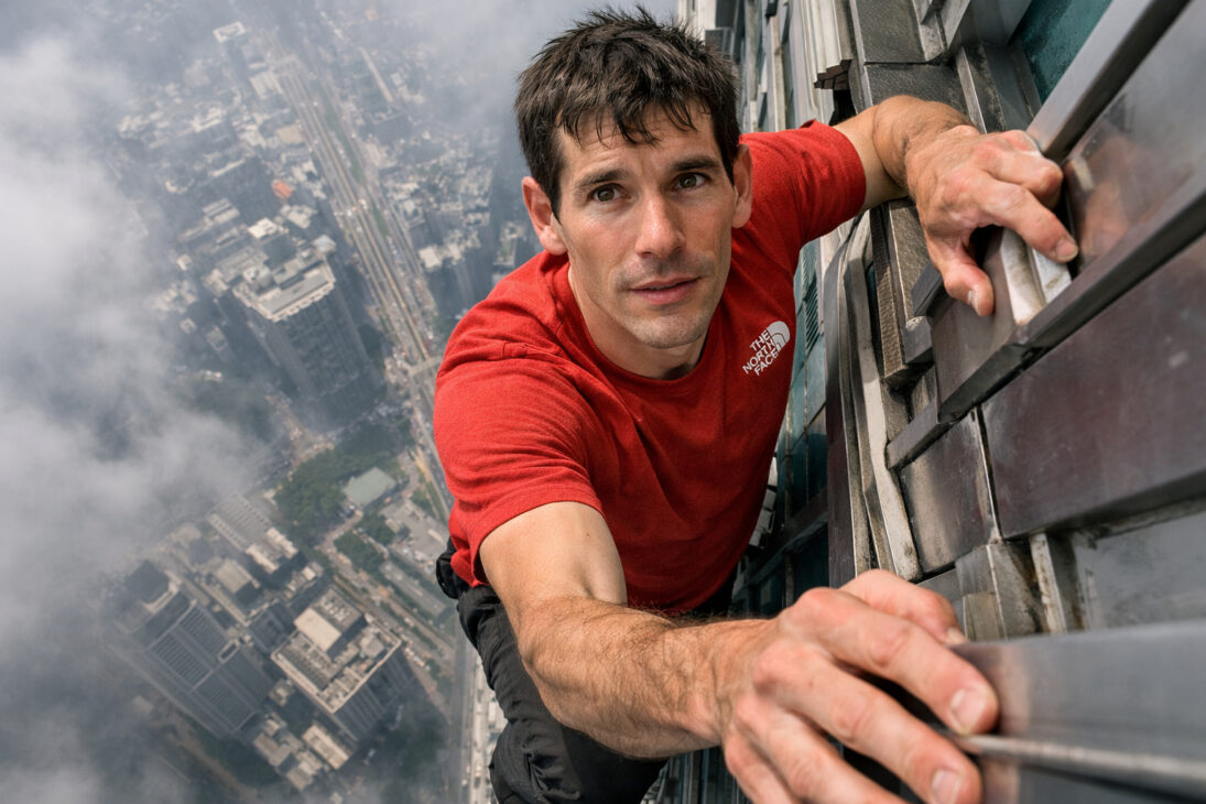 Alex Honnold escalando el rascacielos Taipei 101, en Taiwán, sin cuerdas, en estilo Free Solo.