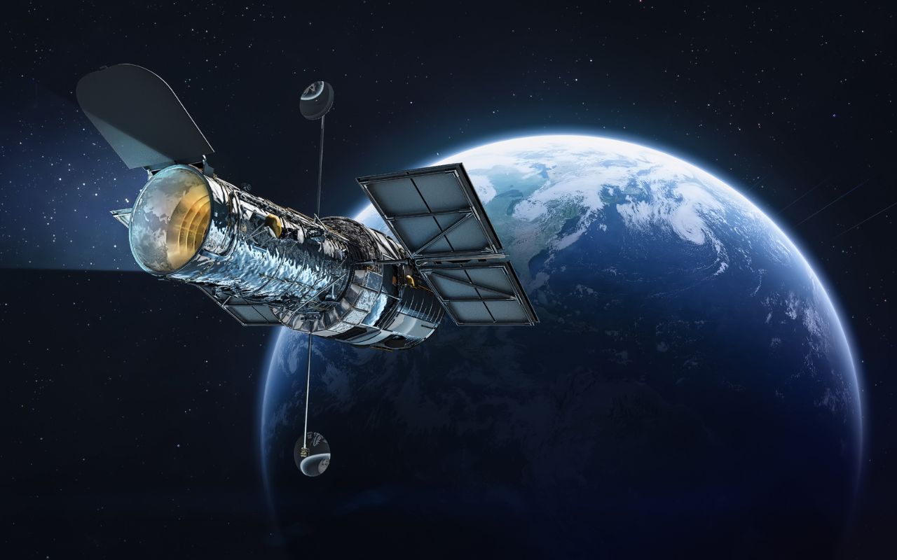 Projetado em 1990, o Hubble Space Telescope — famoso observatório orbital — está perdendo altitude e deve entrar na atmosfera da Terra entre 2029 e 2033, segundo análises da NASA; enquanto isso, ainda contribui com imagens importantes do espaço.