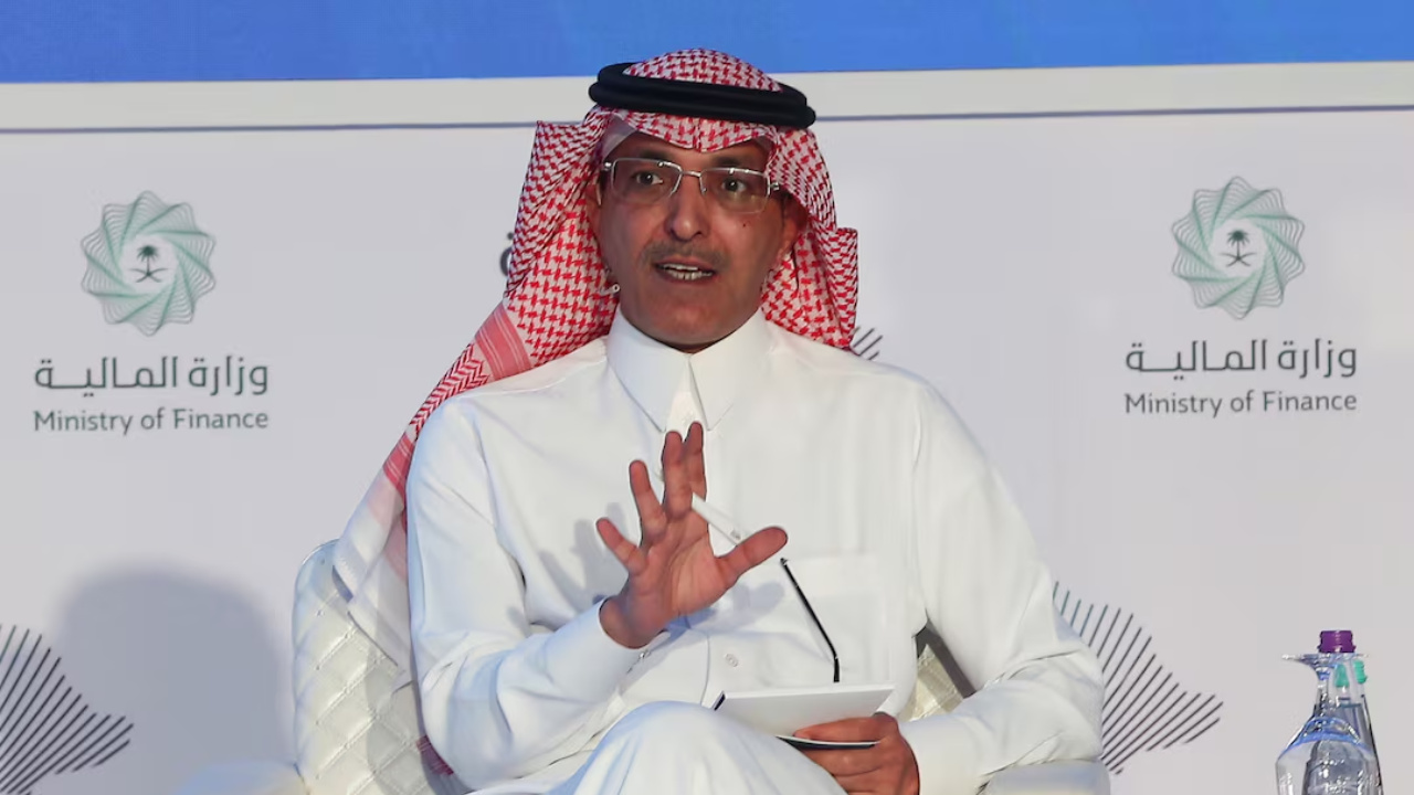Ministro saudita afirma em Davos que crise venezuelana e planos dos EUA para aumentar produção não devem impactar o mercado global de petróleo. Entenda o raciocínio e o contexto geopolítico.