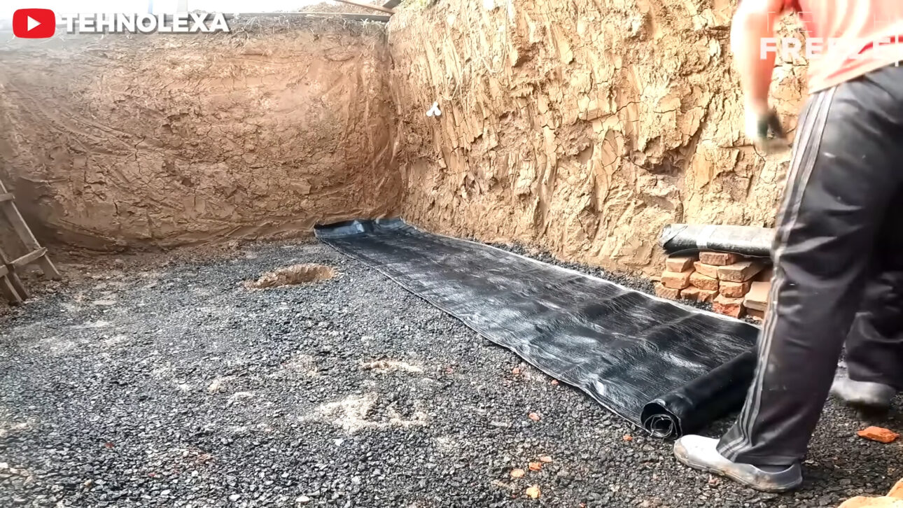 Con Solo US$ 5 Mil, Hombre Excava y Construye Bunker Subterráneo Funcional en Su Propio Jardín