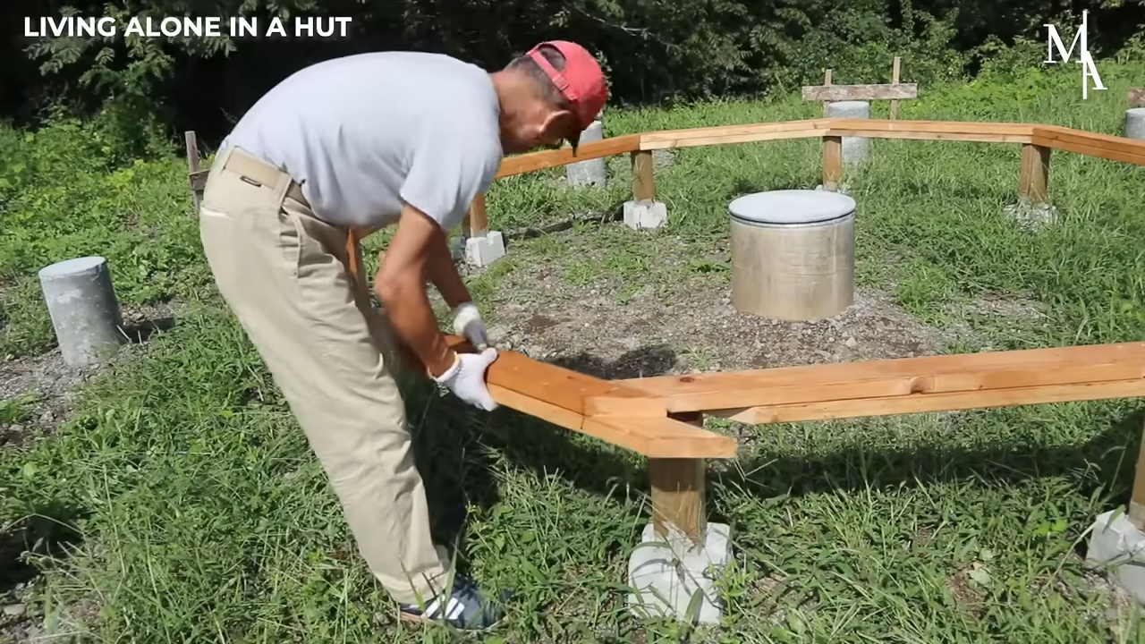 Hombre Construye Casa De Madera Japonesa Off-Grid En Apenas 30 Días, Solo Y Entre La Selva Y Un Río: Una Estructura Completa Con Pilares, Paredes Aisladas, Techo, Fontanería Y Interiores Que Forman Una Residencia Funcional Y Autosuficiente