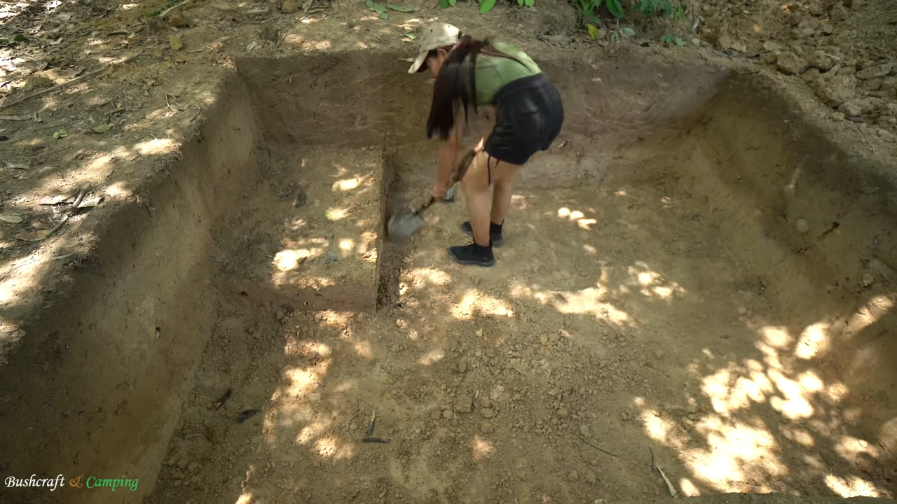 En apenas 32 días, mujer construye casa subterránea de madera totalmente autosuficiente, vive fuera de la red eléctrica y crea refugio oculto en la naturaleza