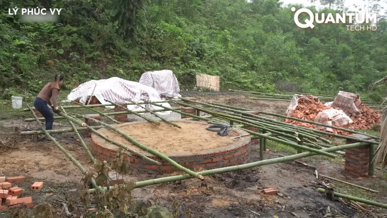 Tras perder su casa en un incendio, mujer construye un nuevo hogar en la selva en solo 90 días, vive aislada de la civilización y transforma la tragedia en refugio autosuficiente desde cero