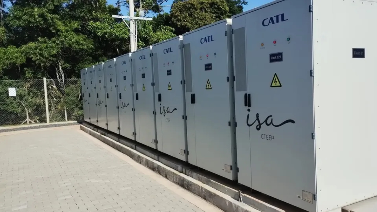 O Brasil prepara seu primeiro leilão de energia elétrica com baterias em larga escala. Tesla, Huawei e Petrobras demonstram interesse. Entenda como isso pode impactar o preço da conta de luz e a segurança energética.
