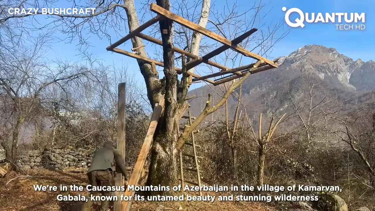Em local isolado, homem constrói sozinho uma casa na árvore sustentável e ergue um moinho de água funcional do zero, vivendo fora da civilização nas montanhas.