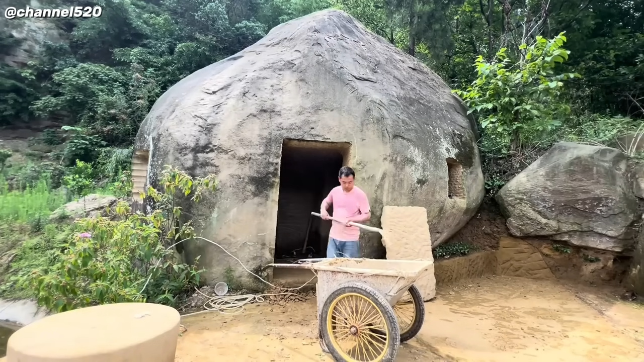 Un hombre esculpió una casa dentro de una roca gigante durante 15 meses, solo, en medio de la naturaleza: un refugio subterráneo moldeado directamente en la piedra, con entradas talladas, nichos internos y acabado final digno de una residencia aislada