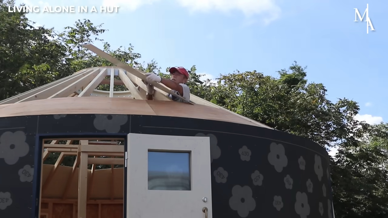 Hombre Construye Casa De Madera Japonesa Off-Grid En Apenas 30 Días, Solo Y Entre La Selva Y Un Río: Una Estructura Completa Con Pilares, Paredes Aisladas, Techo, Fontanería Y Interiores Que Forman Una Residencia Funcional Y Autosuficiente