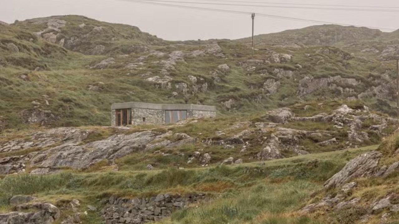 La casa aislada Caochan na Creige, en Escocia, fue elegida Casa del Año 2025 por el RIBA. Conozca el proyecto que unió arquitectura vernácula, sostenibilidad e integración total al paisaje.
