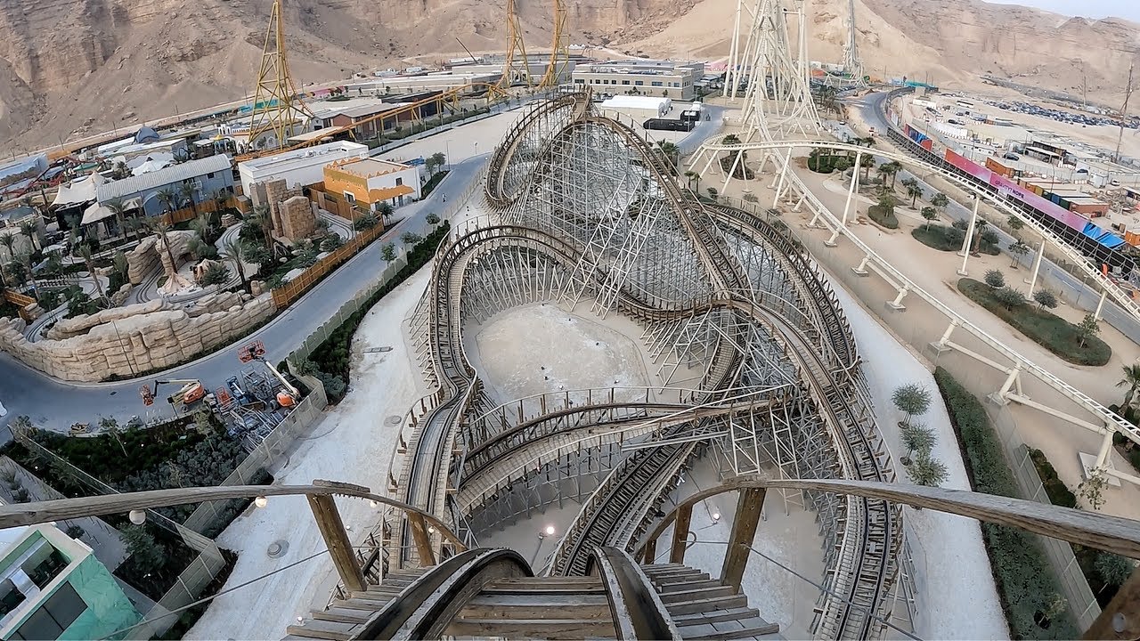 Com mais de 360 km² de área planejada, investimento superior a US$ 10 bilhões e parques, autódromos e resorts integrados, a Arábia Saudita constrói uma cidade inteira do entretenimento para competir com Orlando no deserto