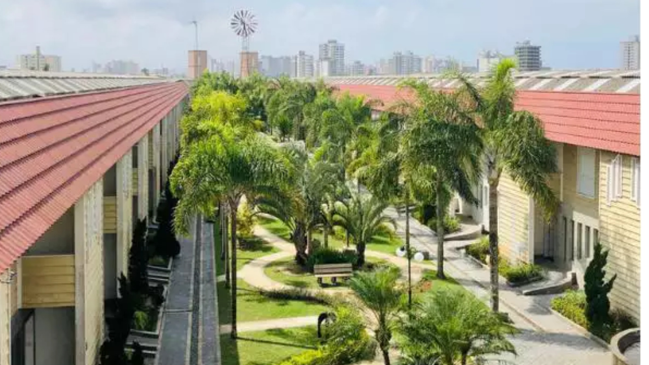 Condomínio em Praia Grande aposta em energia eólica, reaproveitamento da água da chuva e estrutura de alto padrão, despertando interesse nas redes sociais e no mercado imobiliário.