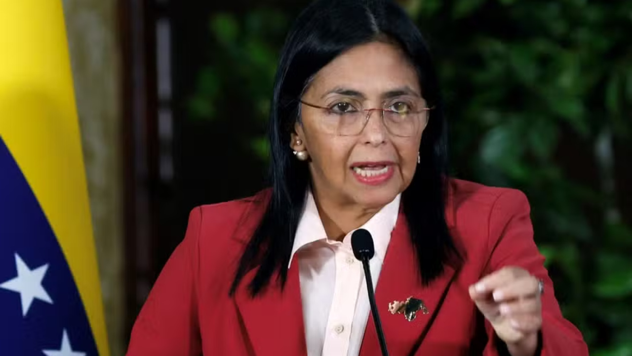 Delcy Rodríguez defende expansão da produção de petróleo e reformas na lei venezuelana para atrair investimento internacional, em discurso que divide opiniões e intensifica debates geopolíticos.