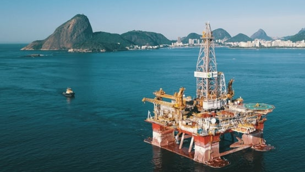 Levantamento aponta que Arraial do Cabo obtém 72% de sua arrecadação do petróleo, liderando ranking nacional e evidenciando a forte dependência dos royalties no orçamento municipal.