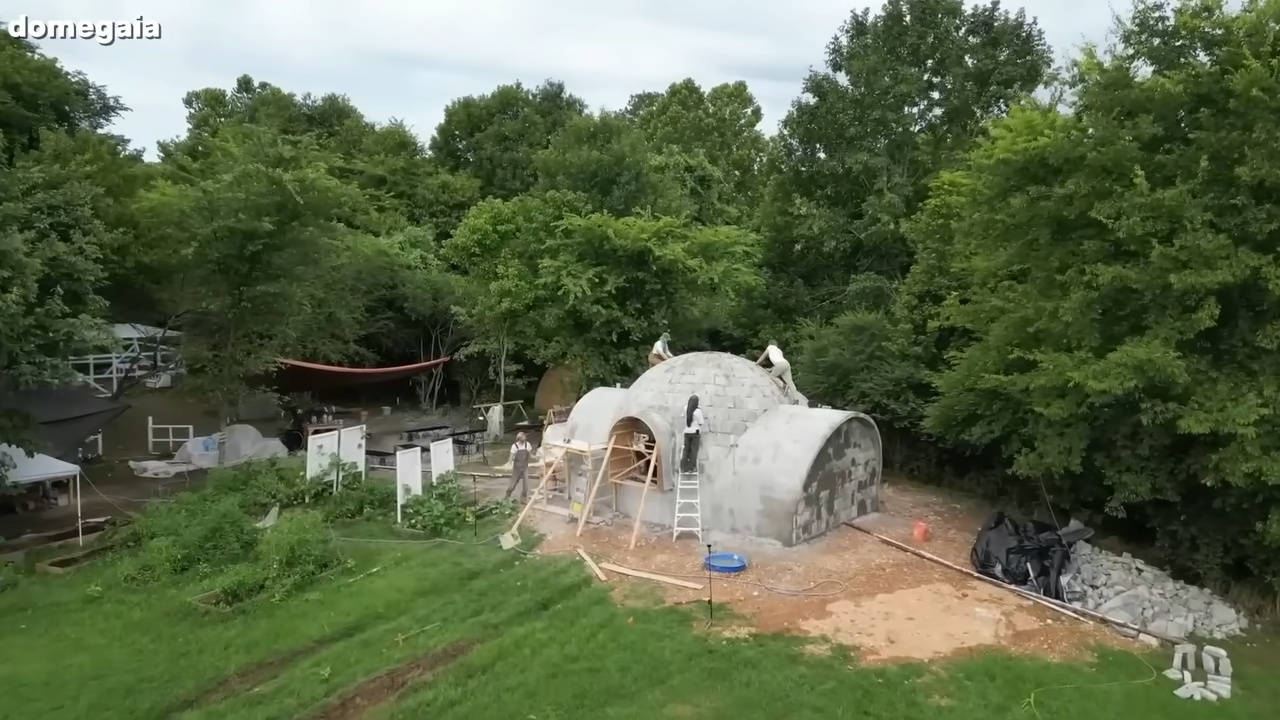 En pocos días, un hombre ejecuta la construcción de una casa de lujo en domo, aplica sistema modular de montaje acelerada, utiliza materiales de alto rendimiento y entrega la obra completa de inicio a fin.