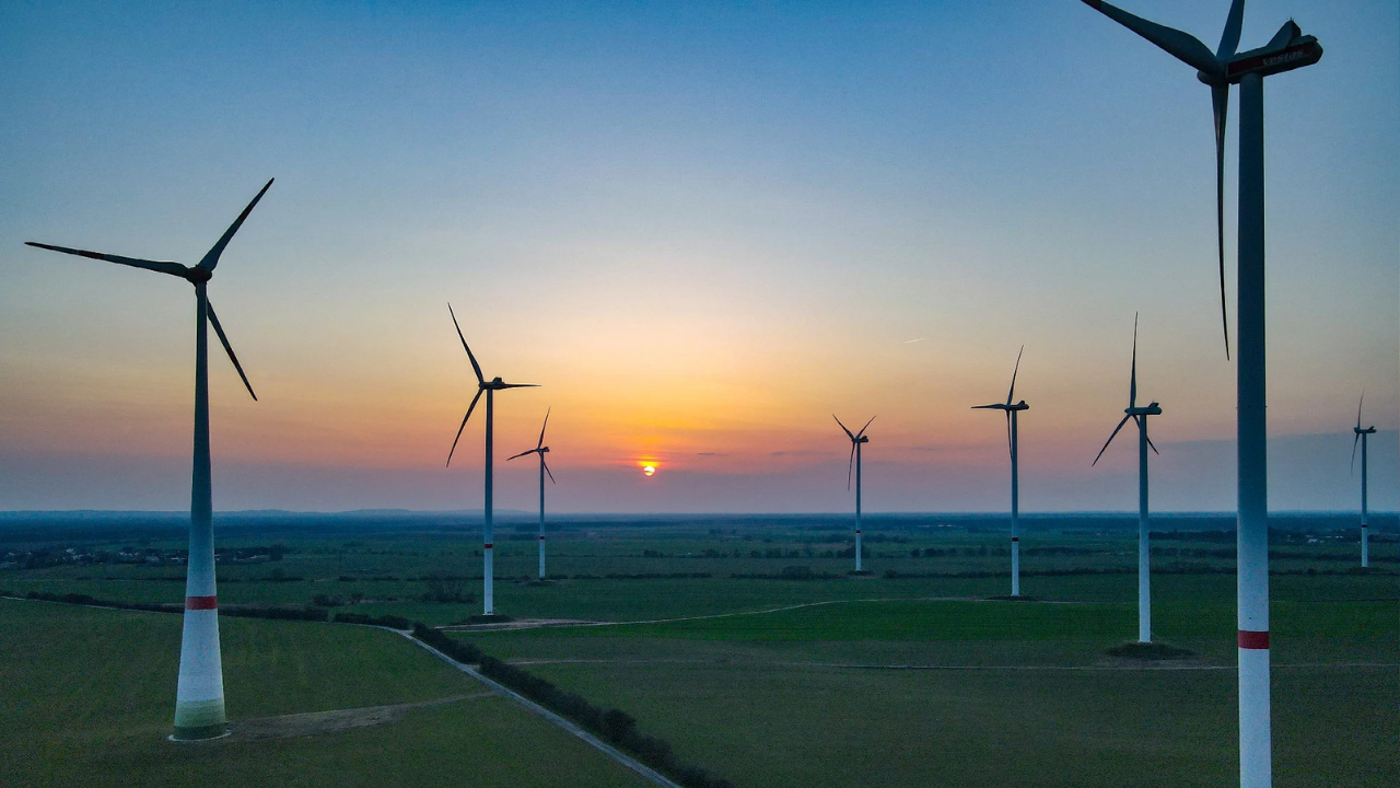 Europa anuncia ofensiva histórica para expandir a energia eólica no Mar do Norte e reduzir a dependência do gás russo. Líderes firmam acordo e prometem criar o maior polo de energia limpa do mundo.
