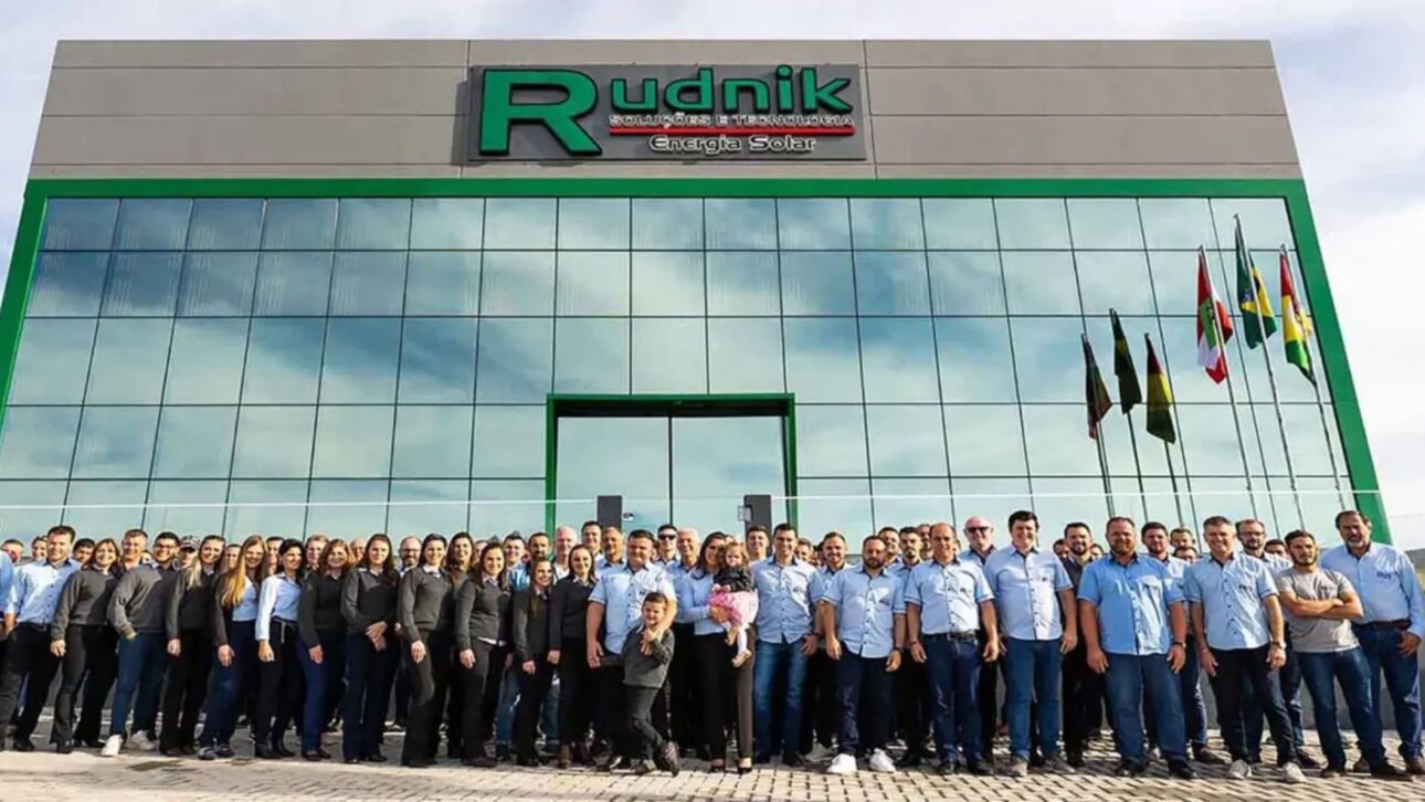 Equipo de Rudnik Energía Solar reunido frente a la sede de la empresa en Santa Catarina, destacando su actuación en el sector de energía solar y soluciones sostenibles.