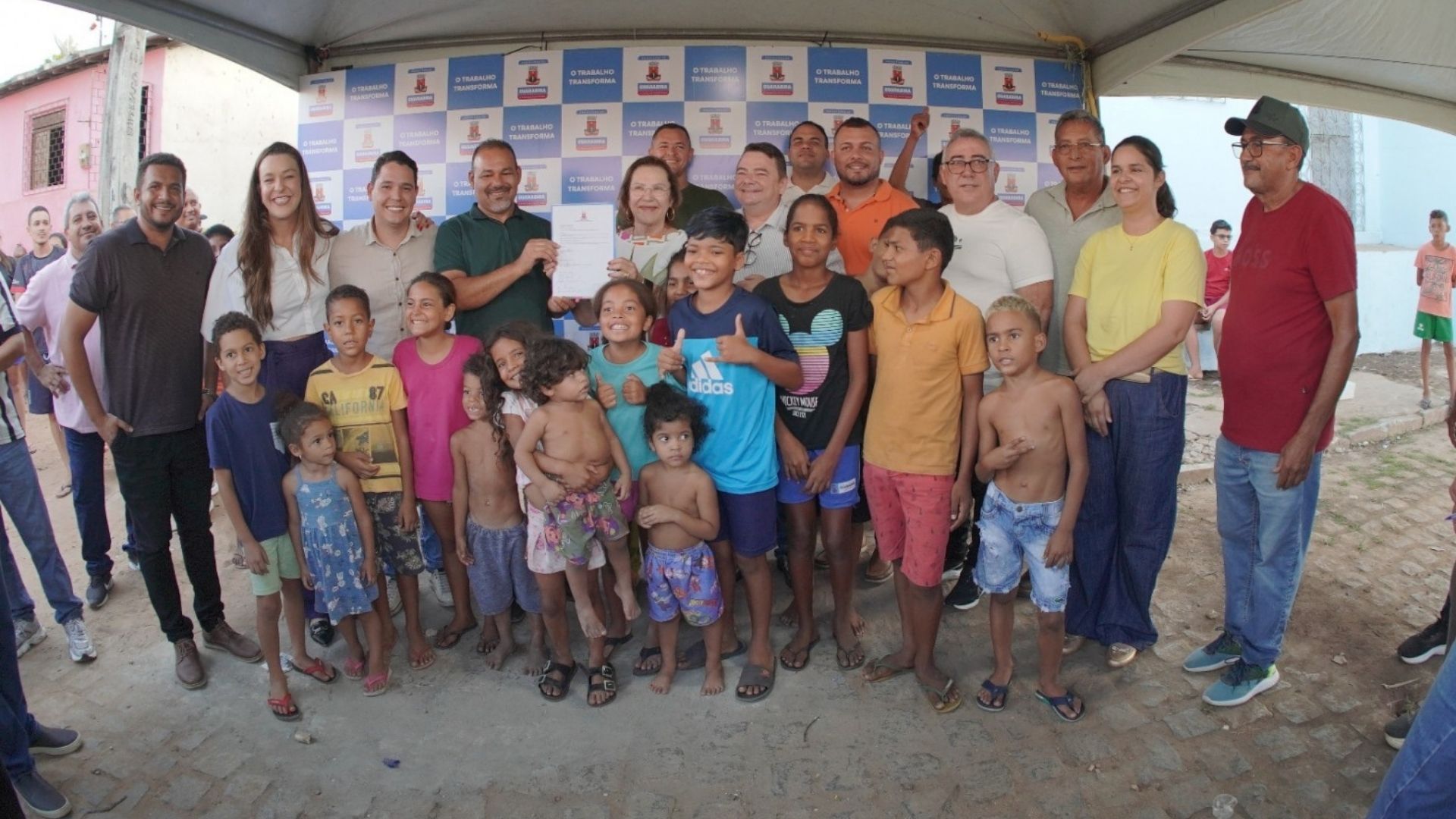 Autoridades municipais de Guarabira e crianças da rede pública posam durante solenidade de autorização do projeto de energia solar nas escolas municipais.