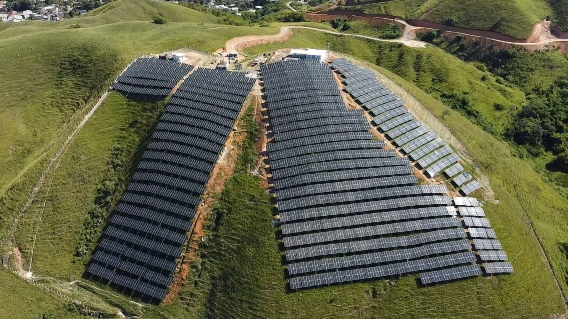 Usina de energia solar com milhares de painéis fotovoltaicos instalados em área elevada no bairro Nova Primavera, em Volta Redonda