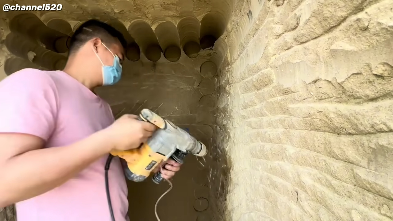 Un hombre esculpió una casa dentro de una roca gigante durante 15 meses, solo, en medio de la naturaleza: un refugio subterráneo moldeado directamente en la piedra, con entradas talladas, nichos internos y acabado final digno de una residencia aislada