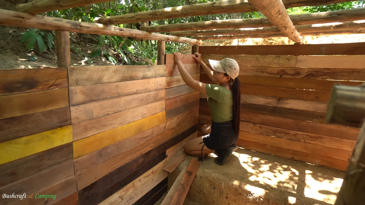 En apenas 32 días, mujer construye casa subterránea de madera totalmente autosuficiente, vive fuera de la red eléctrica y crea refugio oculto en la naturaleza