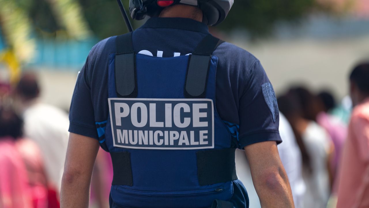 Pesquisadores da Universidade de Pequim desenvolveram um novo material mais resistente a balas do que o Kevlar. Entenda como ele foi criado, seus resultados e o que pode mudar na proteção pessoal.