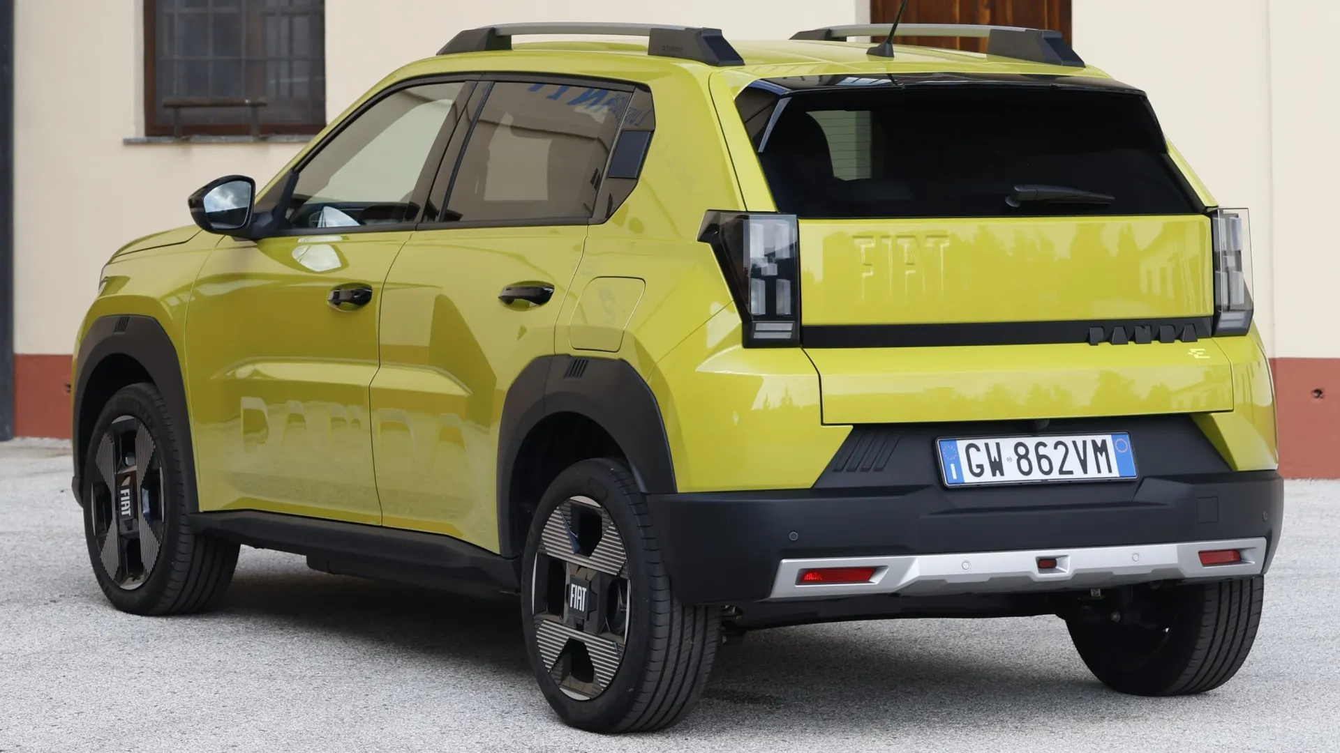 Novo carro da Fiat 2026 com motor híbrido leve, visual moderno e proposta de substituir o Argo no mercado brasileiro