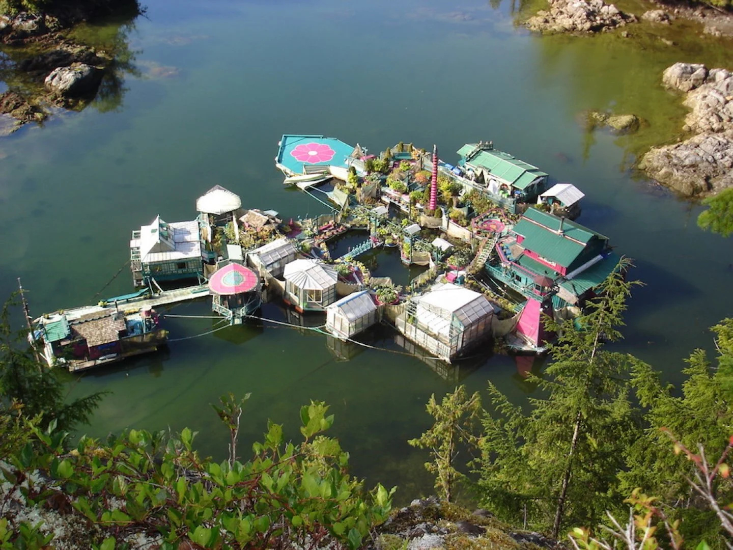 Freedom Cove: construída à mão desde 1992, essa vila flutuante autossuficiente no Canadá funciona fora da rede elétrica, cresce sobre o oceano e desafia há mais de 30 anos o conceito tradicional de moradia