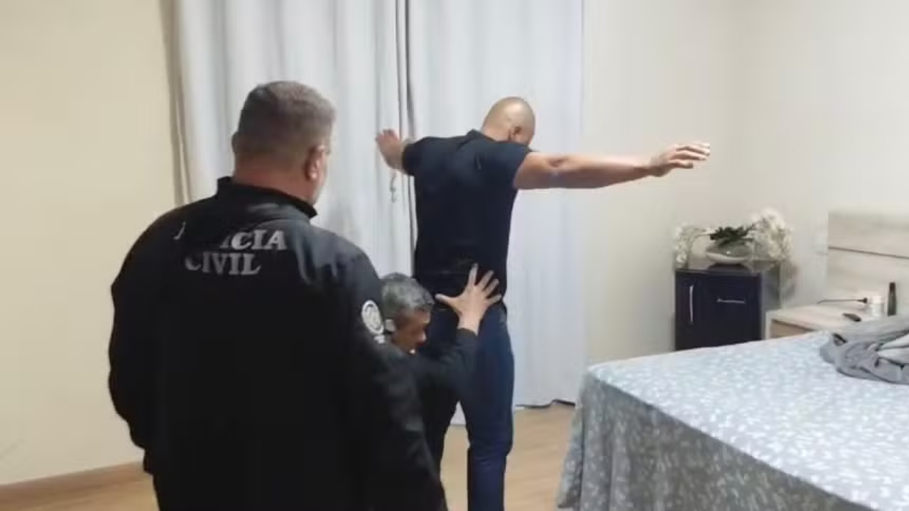 Operação da Polícia Civil e do MP investiga esquema de furto de petróleo da Transpetro em fazenda no RJ, com prejuízo milionário e ramificações em vários estados.