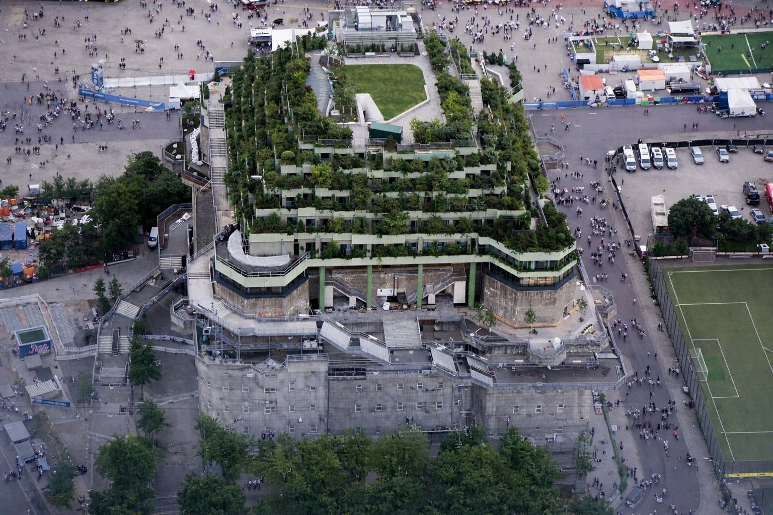 Projetado para resistir a bombardeios, um bunker antiaéreo da Segunda Guerra em Hamburgo virou casa, manteve paredes de concreto de 1,5 metro e passou de estrutura de guerra a residência habitável