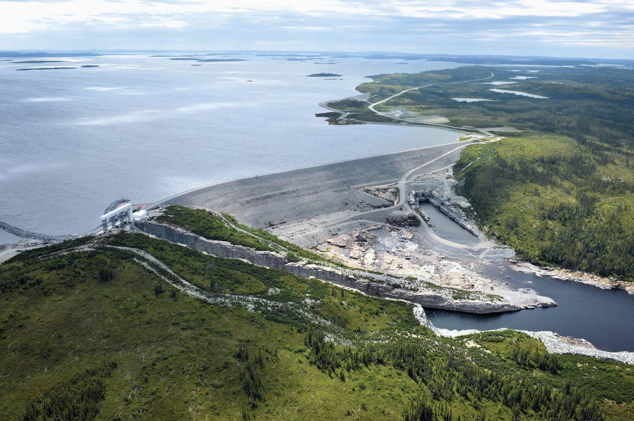 Com um reservatório de 764 km², dezenas de barragens e diques e capacidade instalada de 5.428 MW, o Canadá ergueu um dos maiores complexos hidrelétricos do planeta em território remoto: o colossal James Bay Hydroelectric Project