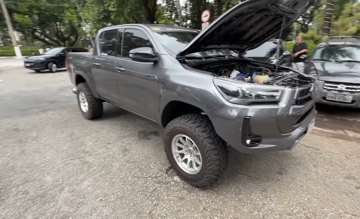 Vídeo mostra Hilux brasileira com turbina gigante, nitro e potência estimada em 400 cv após ampla preparação mecânica.