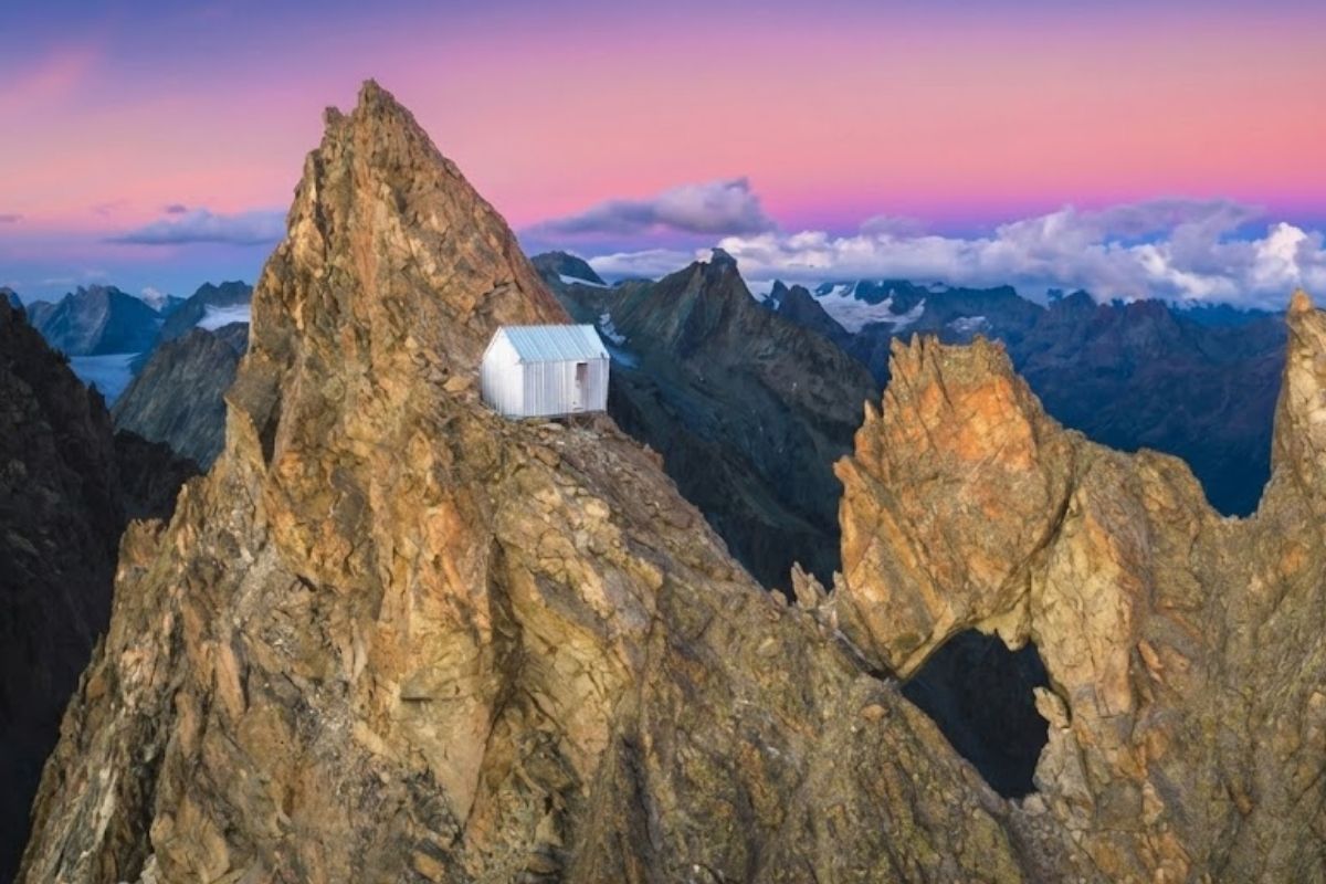 Homem alcança a cabana mais isolada dos Alpes pela crista Morion em montanha italiana, enfrenta neblina alpina e vive uma aventura extrema.