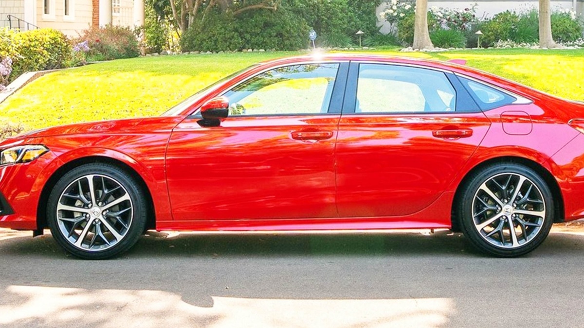 Honda Civic completa 50 anos, soma 27 milhões de unidades globais, mas vendeu apenas 1.111 carros no Brasil em 2025, contra quase 31 mil do Corolla.