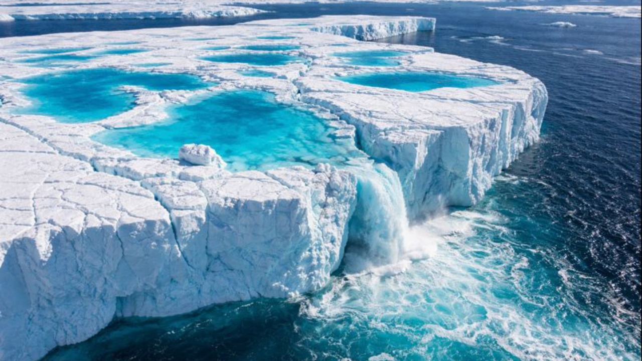 Imagens da NASA revelam derretimento acelerado do iceberg A-23A na Antártida e reforçam alertas sobre aquecimento global.