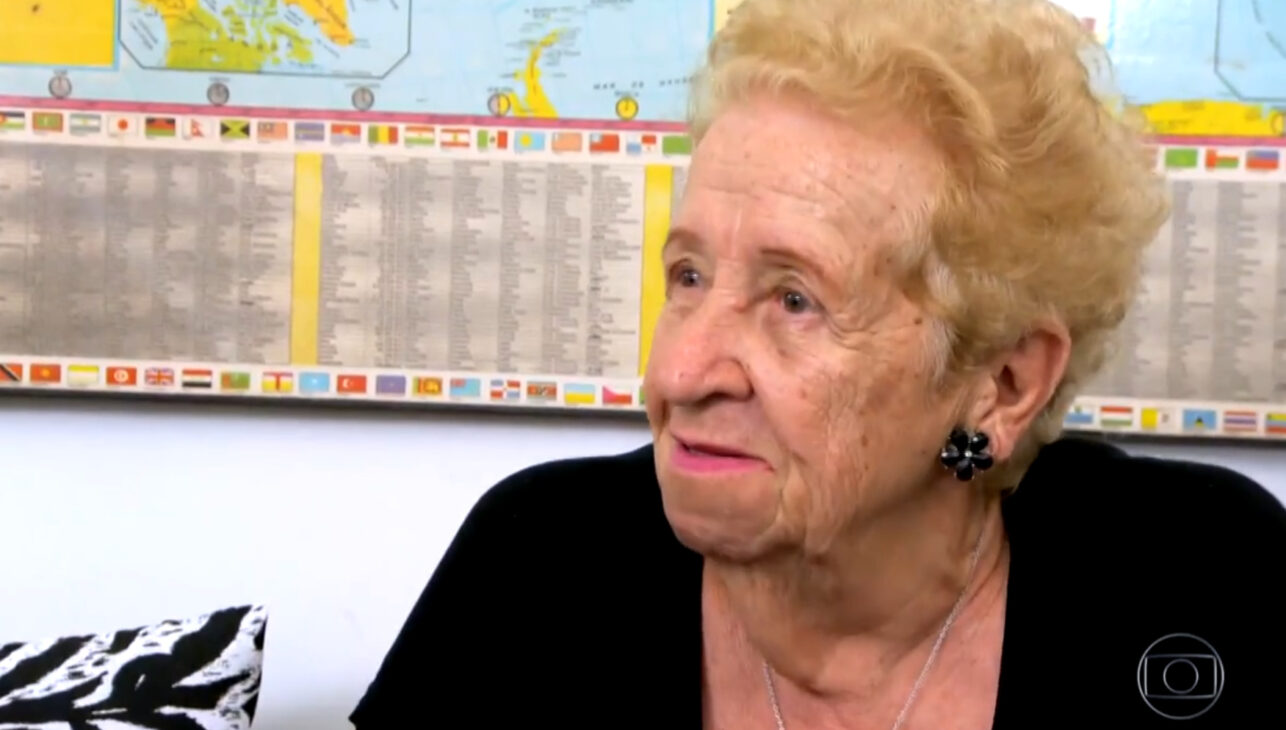 A los 91 años, doña Lulu vive sola desde hace más de 50 años en Copacabana y refleja la autonomía en la vejez en Brasil de hogares con un residente.