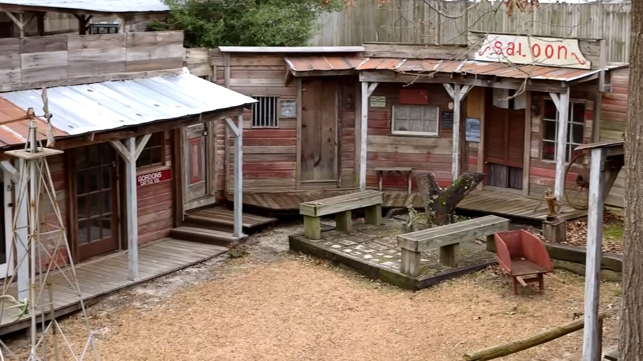 Velho Oeste, Vila, Cidade