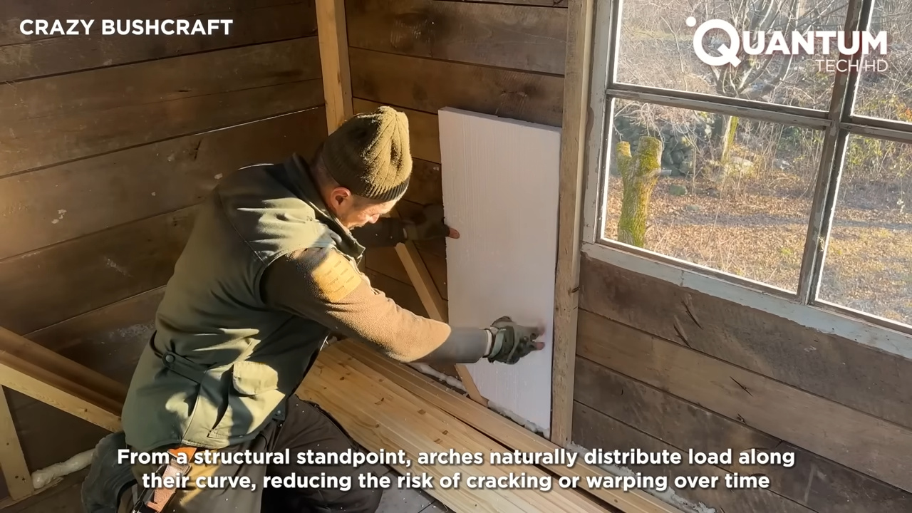 En lugar aislado, hombre construye solo una casa en el árbol sostenible y levanta un molino de agua funcional del cero, viviendo fuera de la civilización en las montañas.